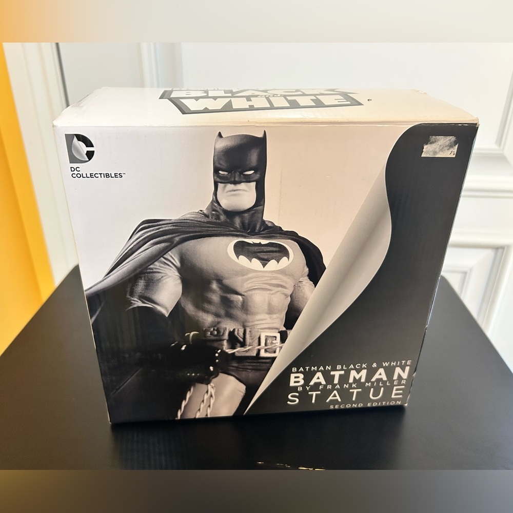Batman black and white statue Frank Miller Second Edition DC Comics